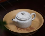 碧螺壺中香撲面，綠茶盞內味如春。