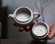 碧螺壺中香撲面，綠茶盞內味如春。