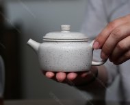 碧螺壺中香撲面，綠茶盞內味如春。
