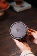 《龍鳳呈祥》宜興紫砂壺高級(jí)工藝美術(shù)師手工茶壺茶具稀有是黃泥創(chuàng)新壺