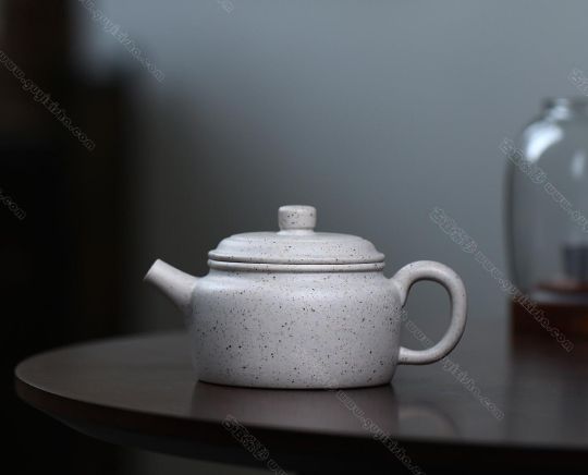 碧螺壺中香撲面，綠茶盞內味如春。