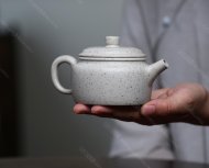 碧螺壺中香撲面，綠茶盞內味如春。