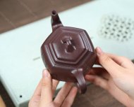 泉眼無聲惜細流，樹蔭照水愛晴柔。